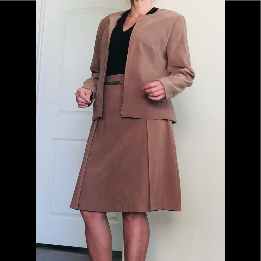 Casual corner suit .